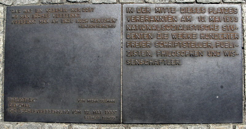 Мемориальная доска, напоминающая о сожжении нацистами книг 10 мая 1933 г.
