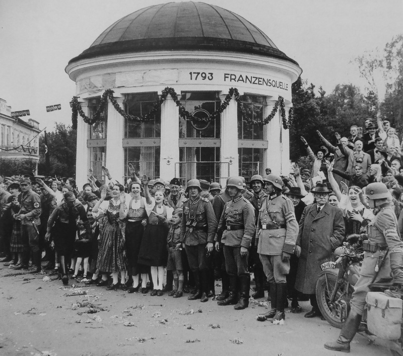 Судетские немцы приветствуют кортеж Гитлера. Октябрь 1938 г.
