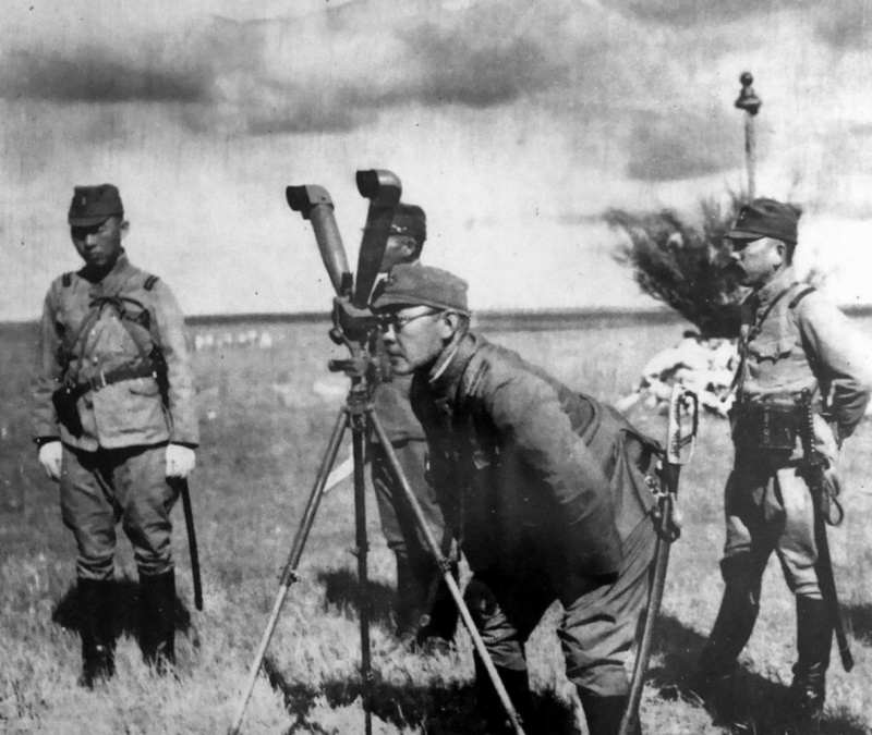 Японский офицер наблюдает за боем. 1939 г.