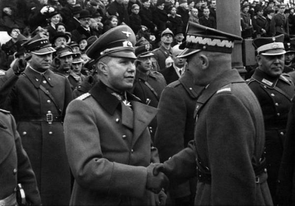 Маршал Эдвард Рыдз-Смиглы и немецкий атташе полковник Богислав фон Штудниц на параде «Дня независимости» в Варшаве. 11 ноября 1938 года.