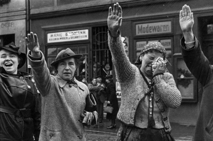Судетские немцы приветствуют кортеж Гитлера. Октябрь 1938 г.