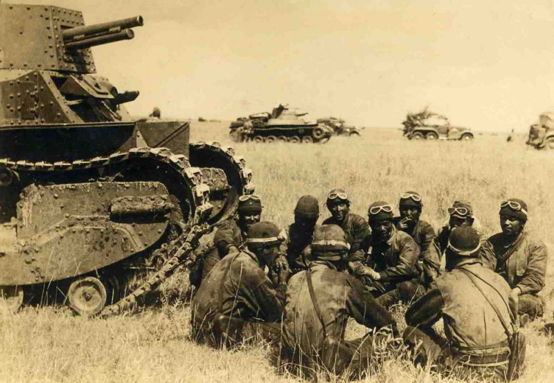 Японские танкисты у танка Тип 89. 1939 г.