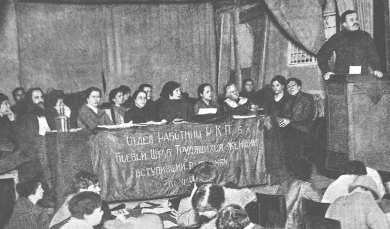Вячеслав Молотов выступает на собрании крестьянок. Январь 1925 г.