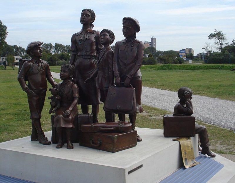 Памятник «Переход канала к жизни». Нидерланды, порт Хук-ван-Холланд, 2011 г.