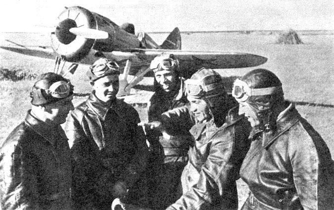 Советские летчики. 