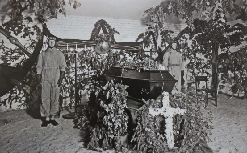 Почетный караул у гроба разбившегося немецкого пилота. 1933 г.