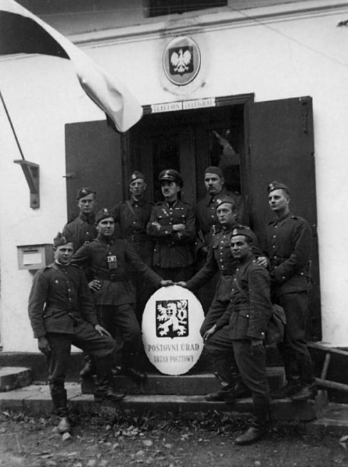 Польские солдаты у захваченной телефонной станции в чешском селе Лиготка Камеральна. Октябрь 1938 г.