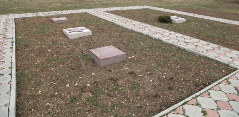 г. Абинск. Надгробные плиты на кладбище №3, установленные на братских могилах в которых похоронено 64 воина.