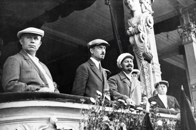 Никита Хрущёв, Николай Булганин и Лазарь Каганович во время парада московской милиции. 1933 г. 