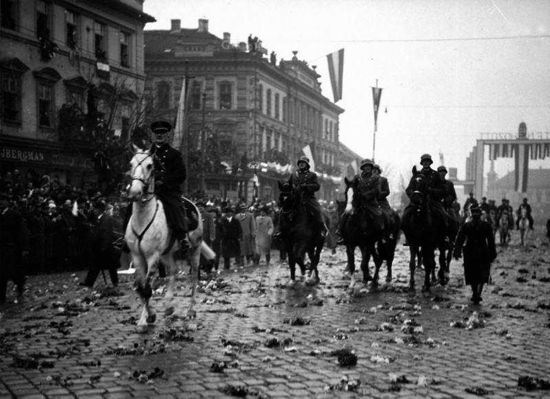 Правитель Венгерского королевства Миклош Хорти в оккупированном чехословацком городе Кошице. 2 ноября 1938 года.