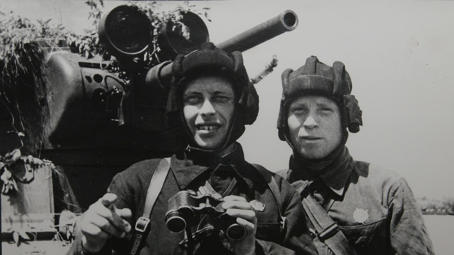Младший политрук Ошкурков и командир Морозов у легкого танка Т-26. 1938 г.