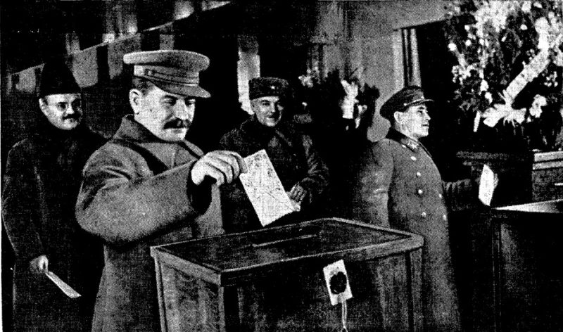 Молотов (слева), Сталин, Ворошилов и Ежов на выборах 1937 года.
