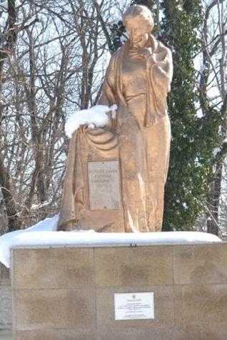 г. Абинск. Памятник на кладбище, установленный на братской могиле советских воинов.