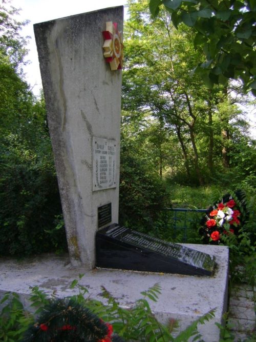 х. Аушед Абинского р-на. Памятник, установленный на братской могиле, в которой похоронено 23 советских воина.