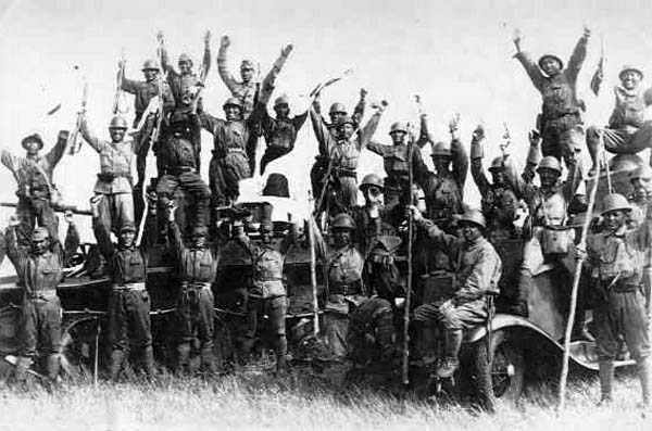 Японские солдаты на захваченных советских бронеавтомобилях. 1939 г.