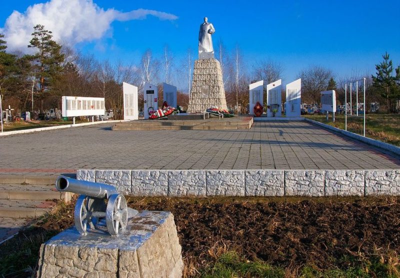 п. Ахтырский Абинского р-на. Мемориал на кладбище, установленный у братских могил, в которых похоронено 474 советских воина.