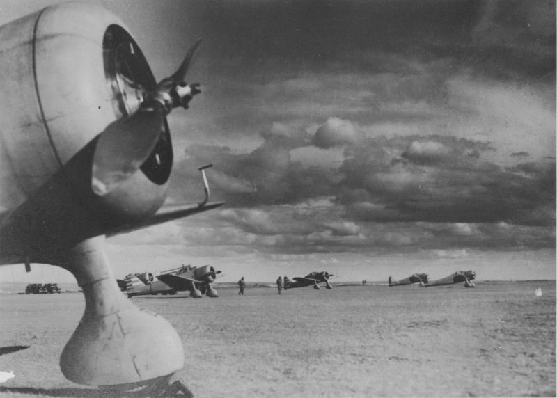 Японские истребители Ки-27 и аэродромный персонал. 1939 г.
