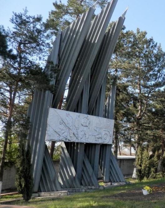 п. Ахтырский Абинского р-на. Памятник в честь воинов-пожарных, погибших в годы войны.