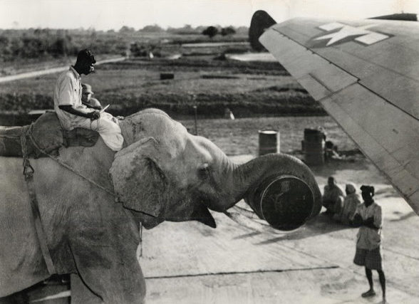 Погрузка самолёта. Индия, 1942 г. 