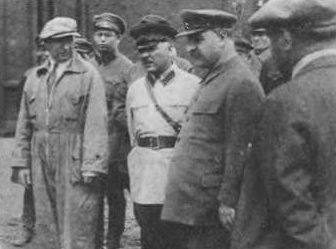 К. Ворошилов, С. Орджоникидзе и В. Молотов (стоит спиной) на испытаниях новой пушки Л. Курчевского (в комбинезоне). 1937 г. 