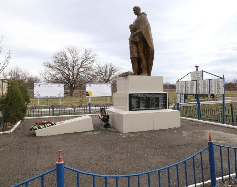 с. Варнавинское Абинского р-на. Памятник по улице Красной, установлен на братской могиле советских воинов, погибших в годы войны.