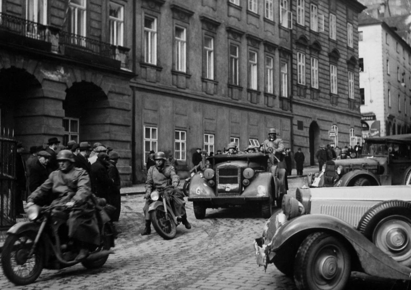 Немецкая автоколонна в Праге. Март 1939 г.