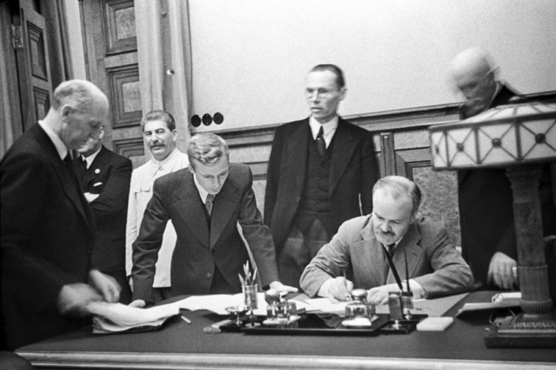 Молотов подписывает Договор о дружбе и границе между СССР и Германией. 23 августа 1939 г.