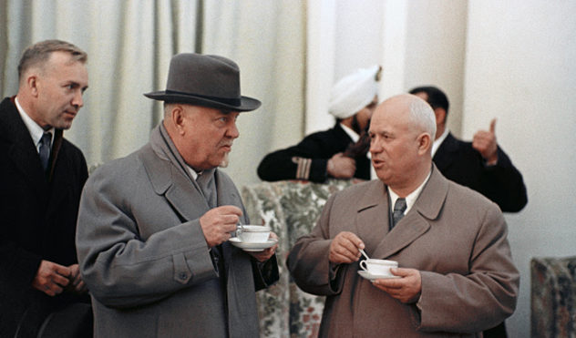 Николай Булганин и Никита Хрущёв на митинге в Кашмире во время визита в Индию. 1955 г. 