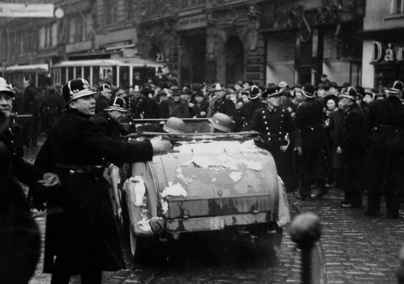 Чешские полицейские во время немецкого парада в Праге. Март 1939 г.