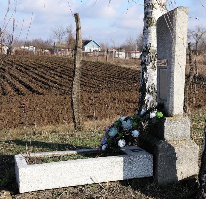 х. Ленинский Абинского р-на. Памятник на кладбище, установленный на могиле летчика И.Ф. Волостных.
