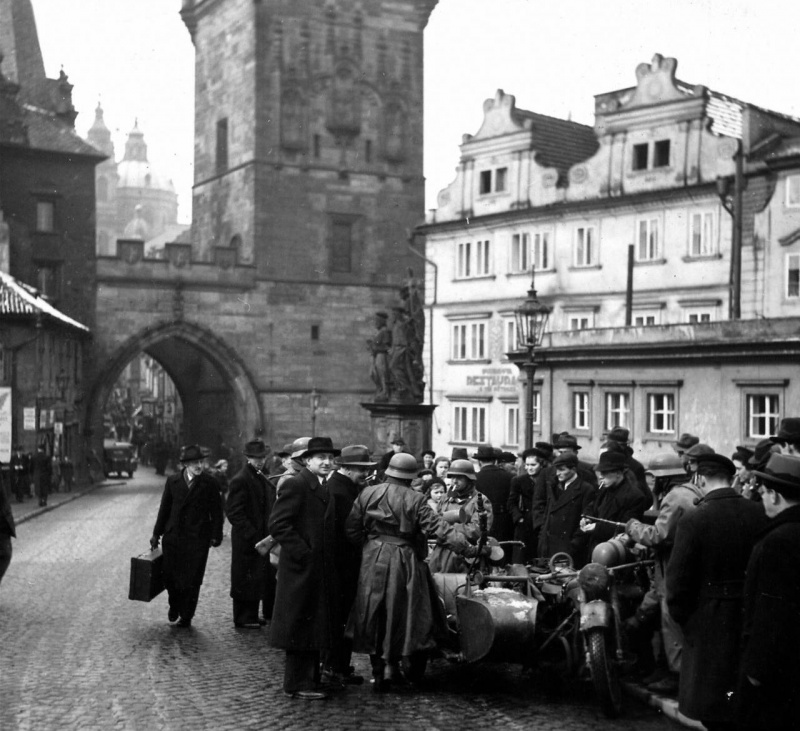 Немецкие мотоциклисты общаются с жителями Праги на Карловом мосту. Март 1939 г. 