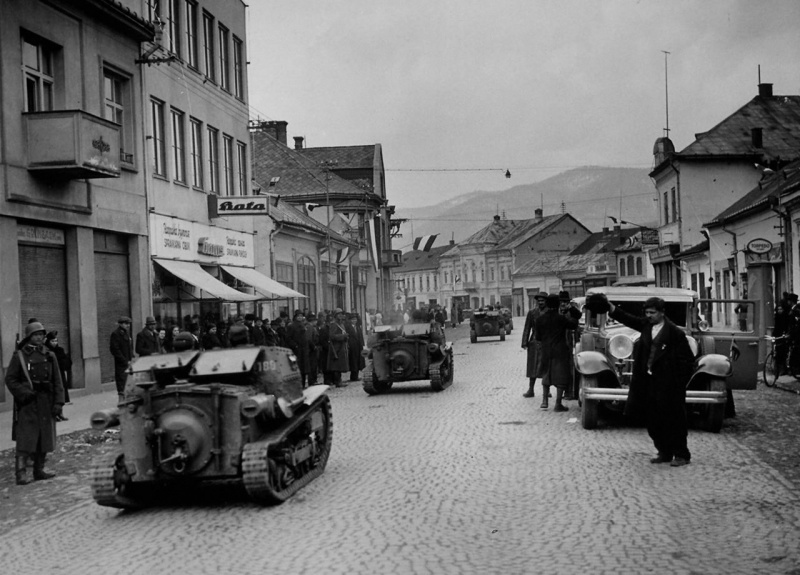 Танкетки венгерских войск входят на улицу чехословацкого города Хуст. Март 1939 г.