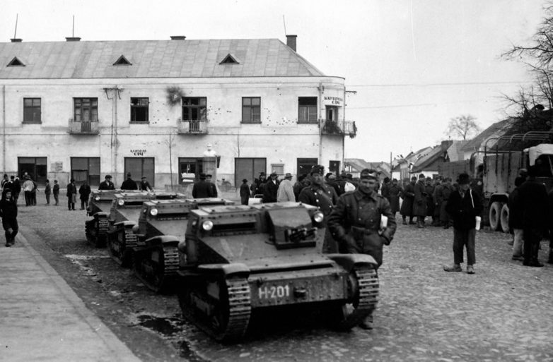 Танкетки венгерских войск входят на улицу чехословацкого города Хуст. Март 1939 г.