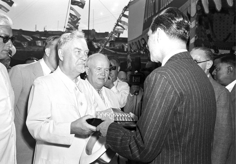 Н. Булганин и Н. Хрущев во время посещения джутовой фабрики в Калькутте. Ноябрь 1955 г.