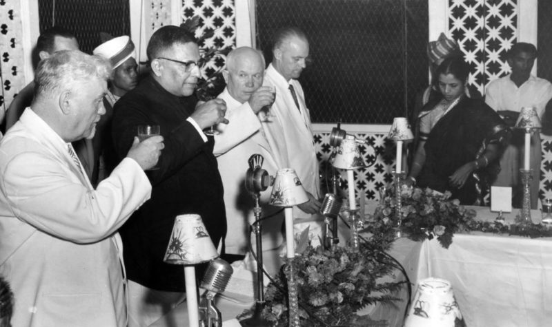 Н.С. Хрущев и Н.А. Булганин на банкете в доме губернатора в Бомбее. Ноябрь 1955 г.