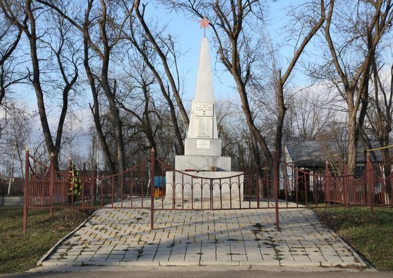 п. Пролетарий Абинского р-на. Памятник, установленный на братской могиле, в которой похоронено 24 советских воина. 