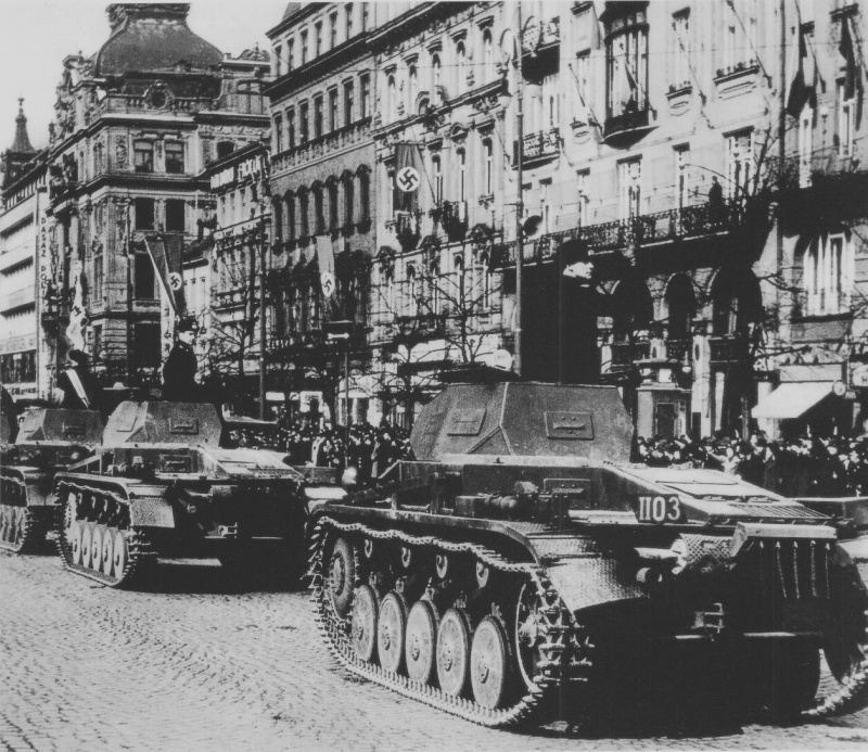 Немецкие танки на площади Венцеслас в Праге. 20 апреля 1939 г.