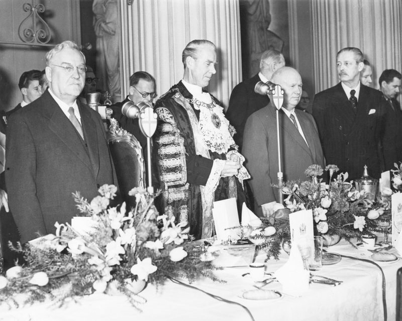 Н.А. Булганин, мэр Лондона С. Говард, Н.С. Хрущев и министр финансов Великобритании Г. Макмиллан на завтраке в муниципальном совете. Апрель 1956 г.