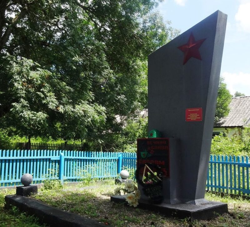 п. Сосновая Роща Абинского р-на. Памятник советским воинам, погибшим в годы войны.