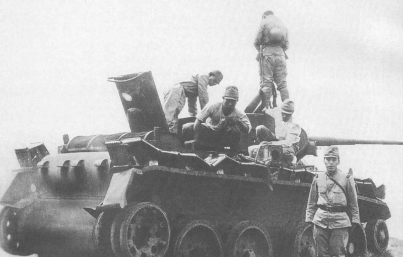 Японские солдаты осматривают советский танк Т-26. 1939 г. 