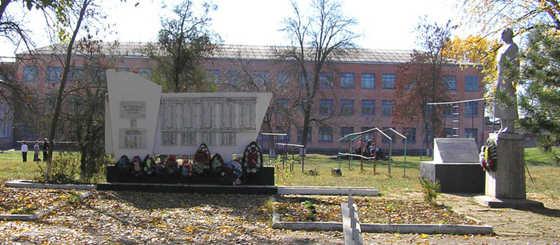 ст-ца. Федоровская Абинского р-на. Мемориал у школы №12, установленный на братской могиле советских воинов.