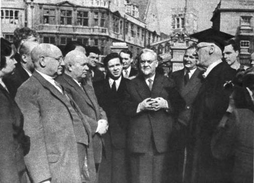 Н.А. Булганин и Н.С. Хрущев в Оксфордском университете. Апрель 1956 г.