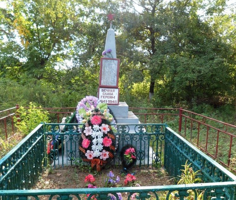 х. Хабль Абинского р-на. Памятник, установленный на братской могиле, в которой похоронено 39 советских воинов.