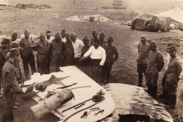 Японцы осматривают сбитый советский бомбардировщик. 1939 г.