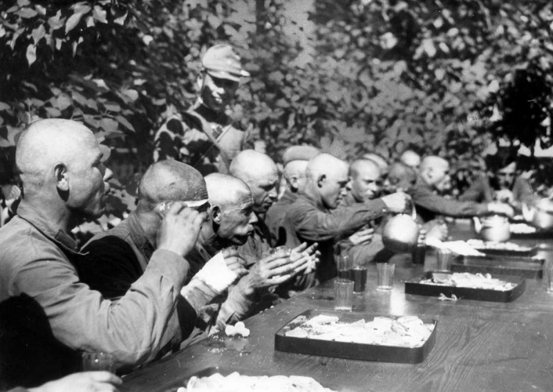 Советские военнопленные за обедом. 1939 г. 