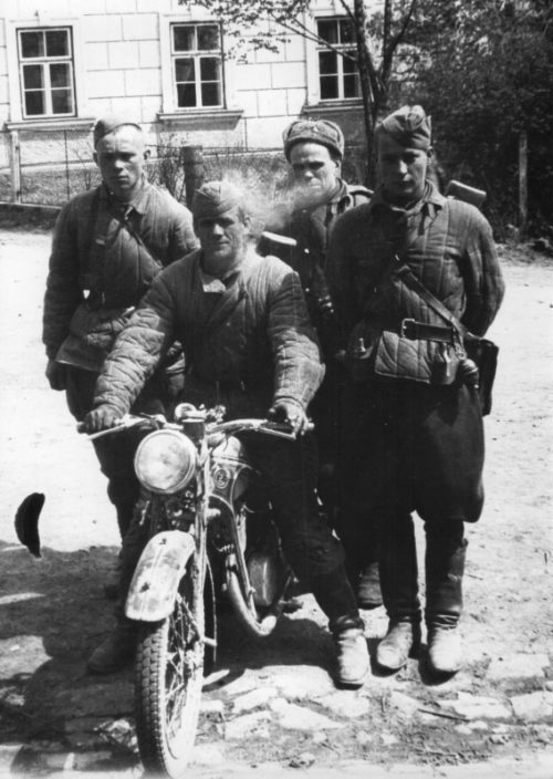 Советские солдаты в освобожденном поселке Цоткитле. Апрель 1945 г.