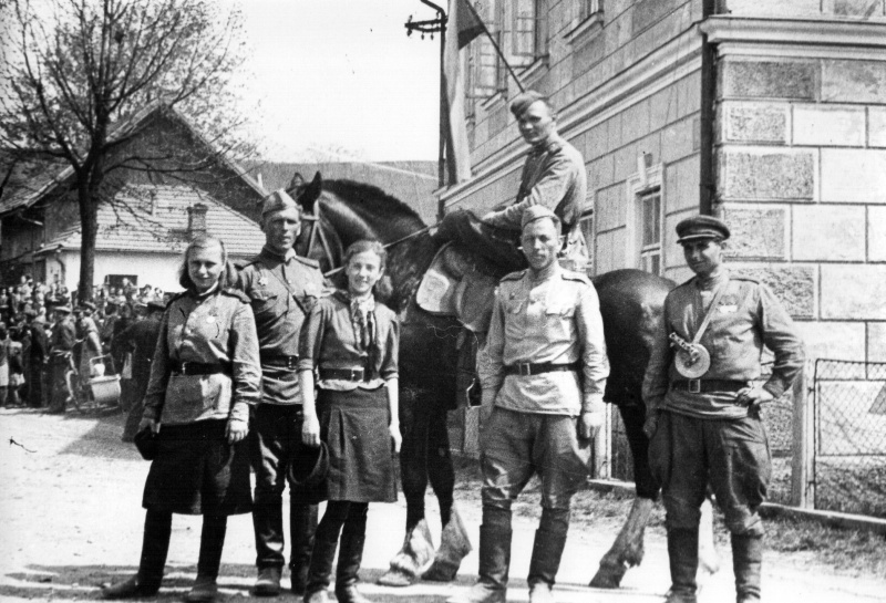 Советские солдаты в освобожденном поселке Цоткитле. Апрель 1945 г. 