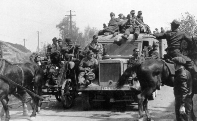 Немецкие солдаты, покидающие село Грушки в Чехословакии. Апрель 1945 г. 