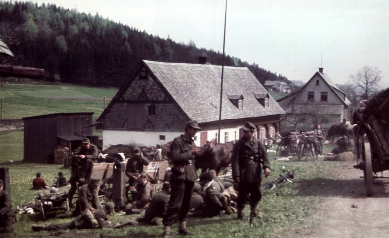 Отступление 6-й пехотной дивизии вермахта в Рудных горах. 8 мая 1945 г. 