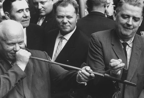 Хрущев и Булганин с «трубкой мира». США, 1959 г. 